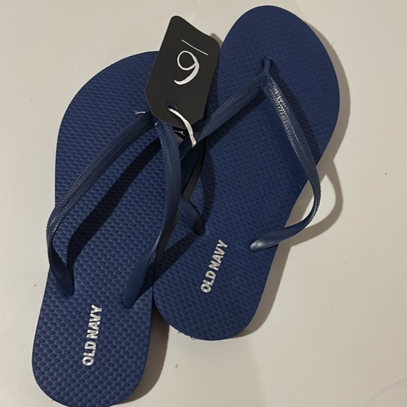 A Box of flip flops - Picture 3 of 4